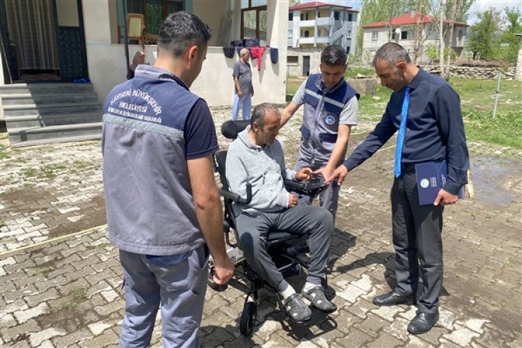 Başkan Büyükkılıç'tan akülü tekerlekli sandalye yardımı