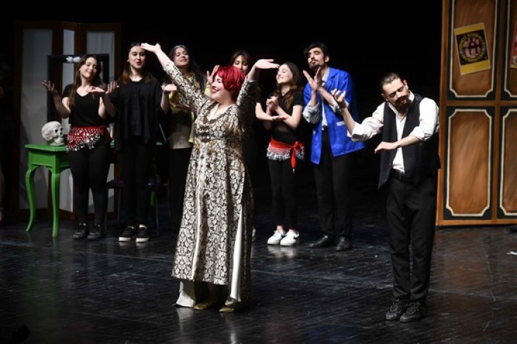 Başkent Gençlik Meclisi'nin "Ah Tiyatro Vah Tiyatro" oyunu Başkentlilerle buluştu