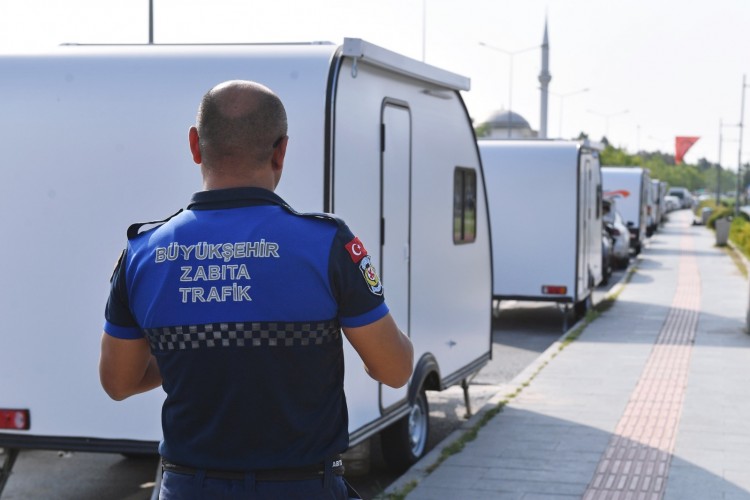 İzmir'de yol kenarına bırakılan karavanlara yönelik çalışma