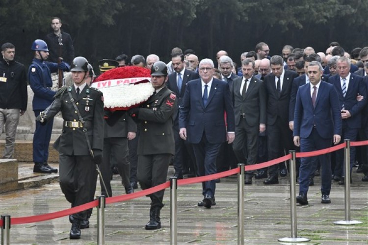 İYİ Parti Genel Başkanı Dervişoğlu'ndan Anıtkabir'e ziyaret
