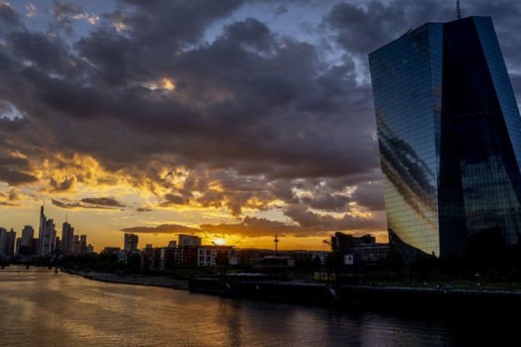 ECB'den ilk faiz indirimi Nisan'da bekleniyor