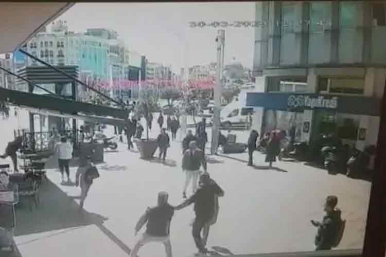 Taksim Meydanı'nda turist kadına kapkaç