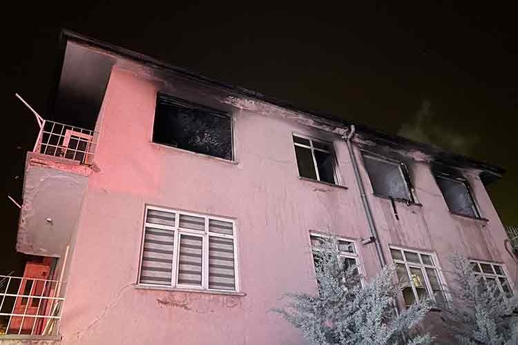 Kayseri'de apartmanın en üst katında çıkan yangın söndürüldü