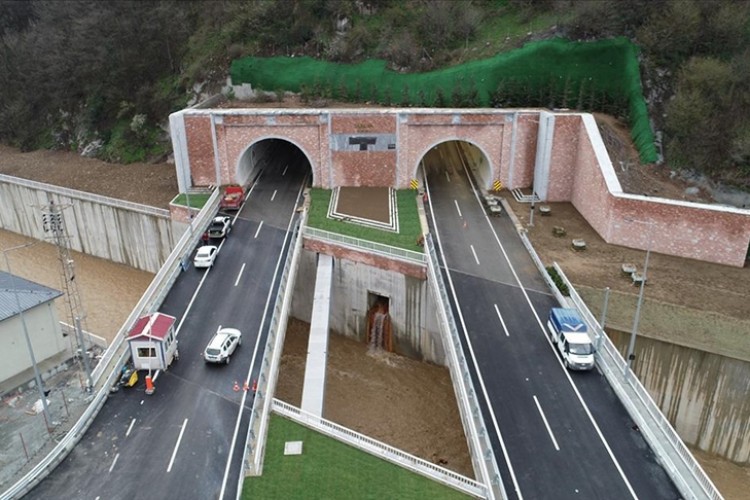 "Zigana Tüneli'nden 880 binin üzerinde araç geçti"