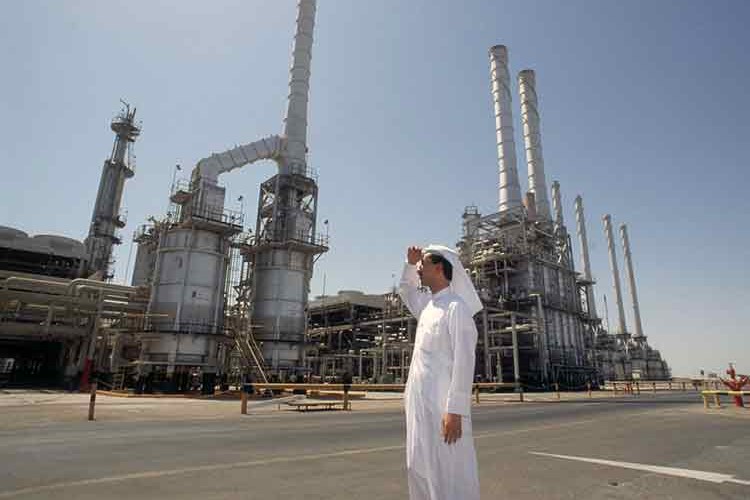 S. Arabistan'dan günlük petrol üretimini 500 bin varil düşürüyor