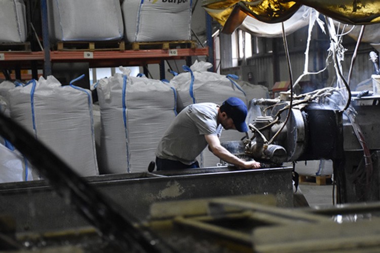 Bursalı firma plastik atıkları otomotiv ve beyaz eşya sektörü için ham maddeye dönüştürüyor
