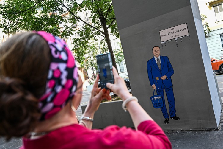 Berlusconi duvara resmedildi