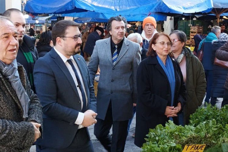 CHP Sakarya Adayları, Çarşamba Pazarında Halkla Buluştu: Sosyal Belediyecilik Sözü Verildi"