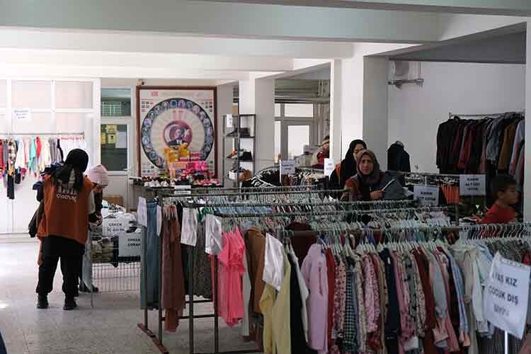 İHH İnsani Yardım Vakfı, Elbistan'da giyim mağazası açtı