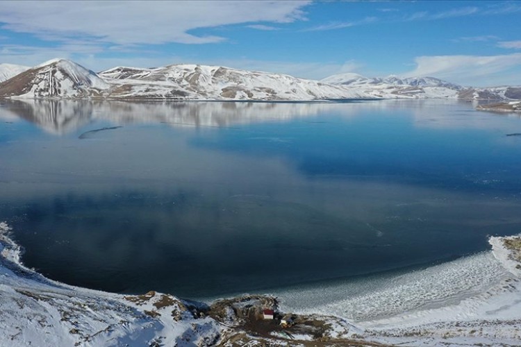 Ağrı'da yüzeyi buzla kaplanan Balık Gölü doğa tutkunlarını bekliyor