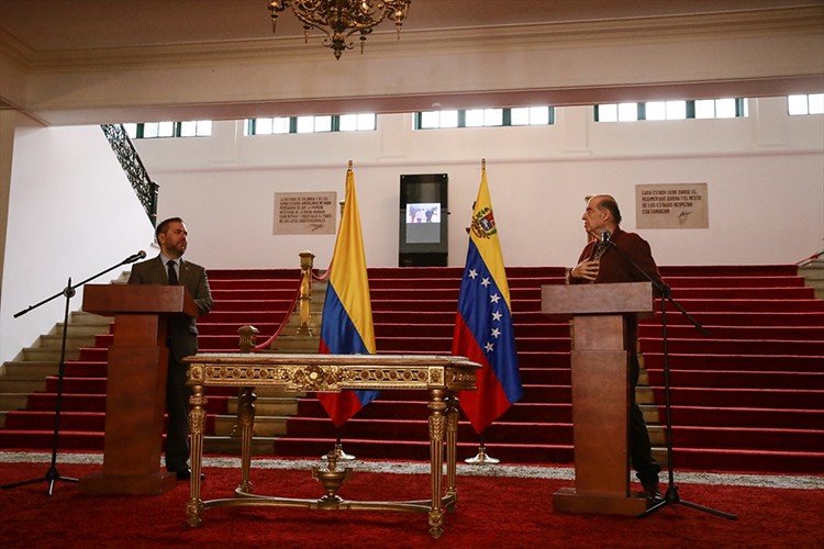 Venezuela Dışişleri Bakanı Ivan Gil Kolombiya'da