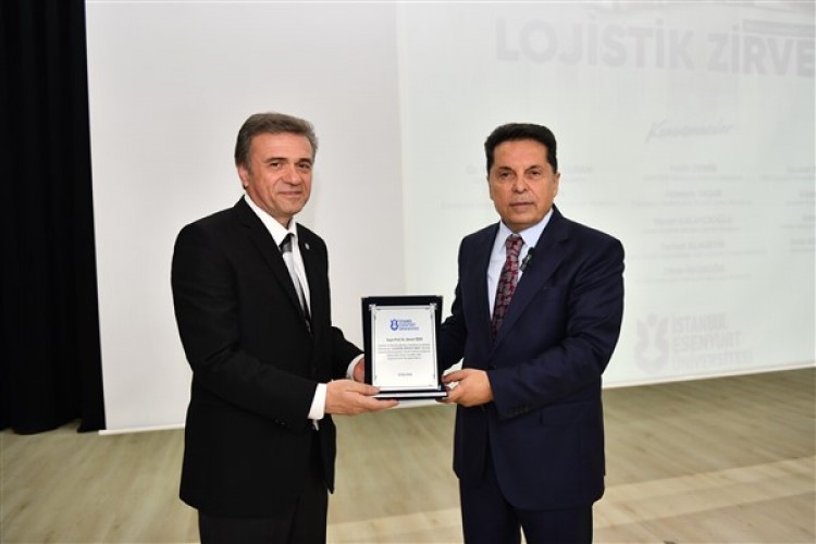 Başkan Özer,  Lojistik Zirvesi Çalıştayı'na katıldı