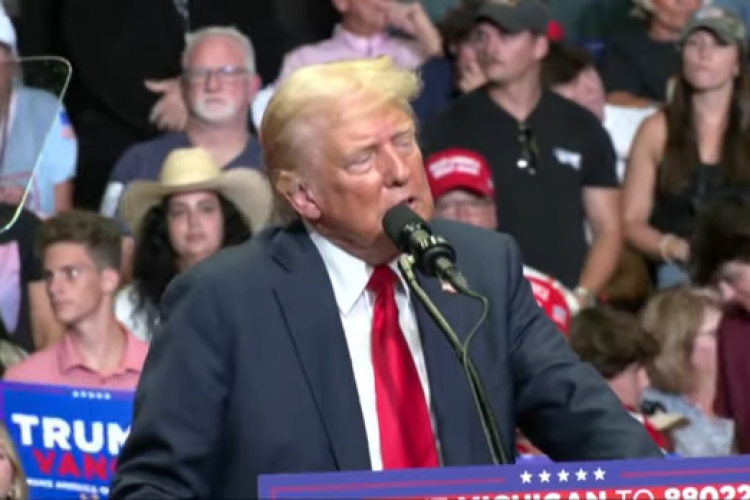 Trump suikast girişiminden sonraki ilk seçim mitinginde Biden ve Harris'i hedefine aldı