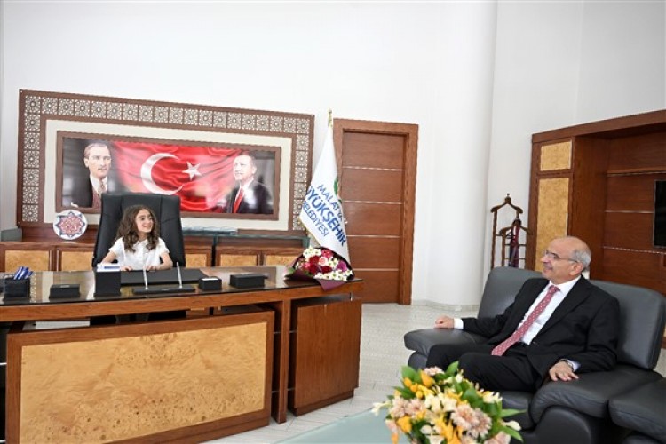 Başkan Er, koltuğunu Ahsen Neva Aksarı'ya teslim etti