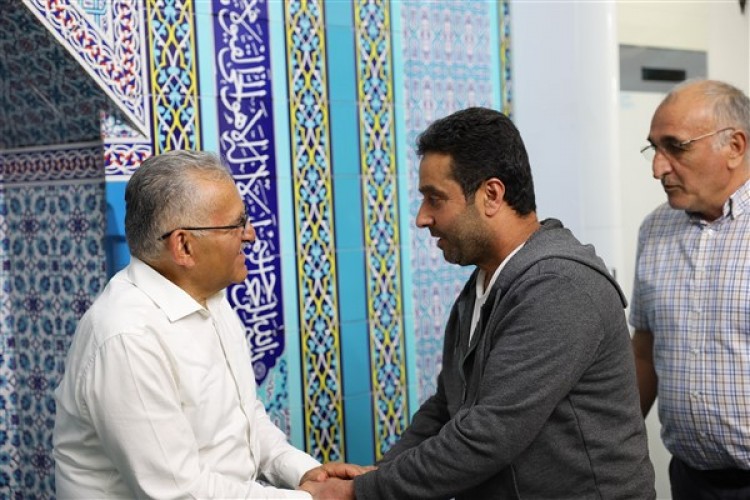 Başkan Büyükkılıç, teravih namazı sonrası vatandaşlarla buluştu