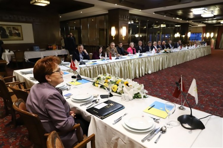 Akşener, başkanlık divanı üyeleri ve milletvekilleriyle bir araya geldi