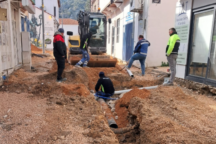 İzmir Karaburun Cumhuriyet Caddesi'nde atık su hattı tamamlandı