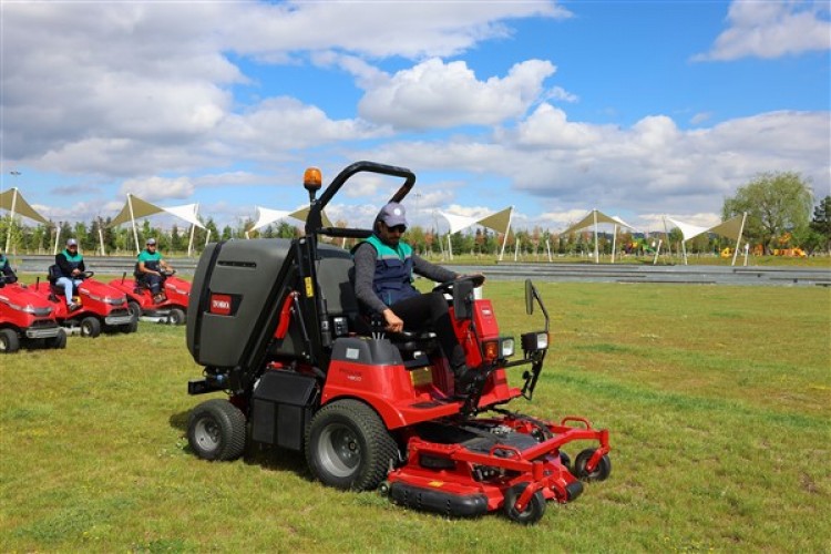 Kayseri Büyükşehir Belediyesi, yeni çim biçme aracını temizlik filosuna kattı
