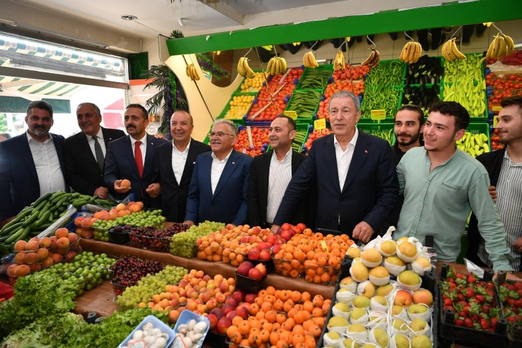 Akar ile Başkan Büyükkılıç, Pınarbaşı esnafını ziyaret etti