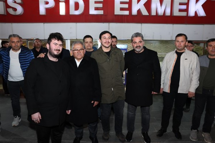 Başkan Büyükkılıç, teravih namazının ardından esnaf ziyareti yaptı