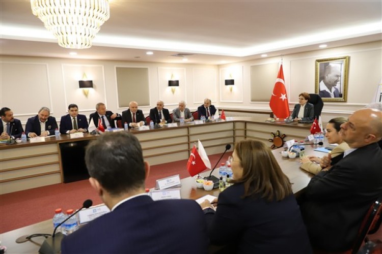 Akşener, Başkanlık Divanı üyeleri ve milletvekilleriyle bir araya geldi