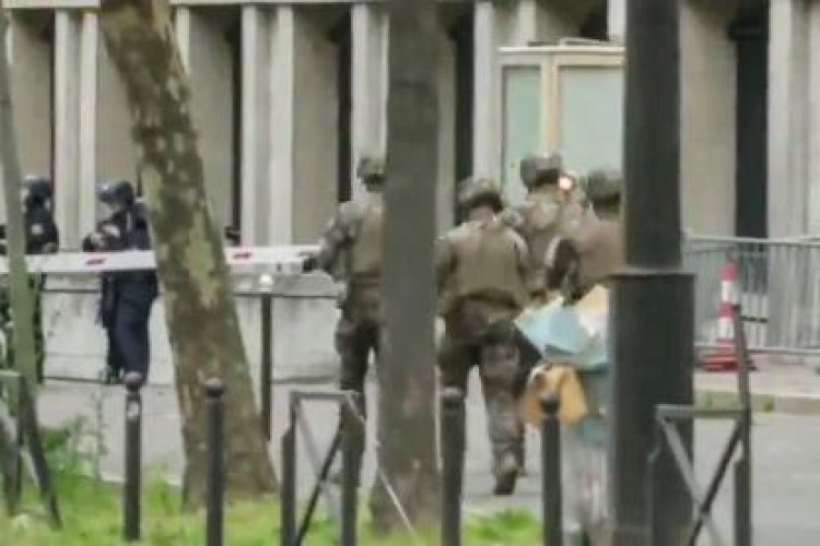 İran Konsolosluğu'nda kendini uçurmakla tehdit eden kişi tutuklandı