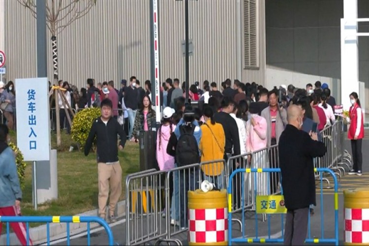 Hong Kong ve Makao sakinleri Bahar Festivali alışverişi için Çin'e akın ediyor