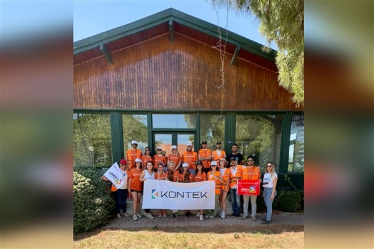 İzmir'de mandalina fidanı dikimi etkinliği düzenledi