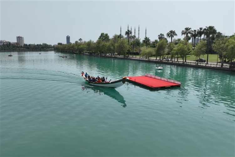 Adana'da minikler 23 Nisan'da gondolla gezdi