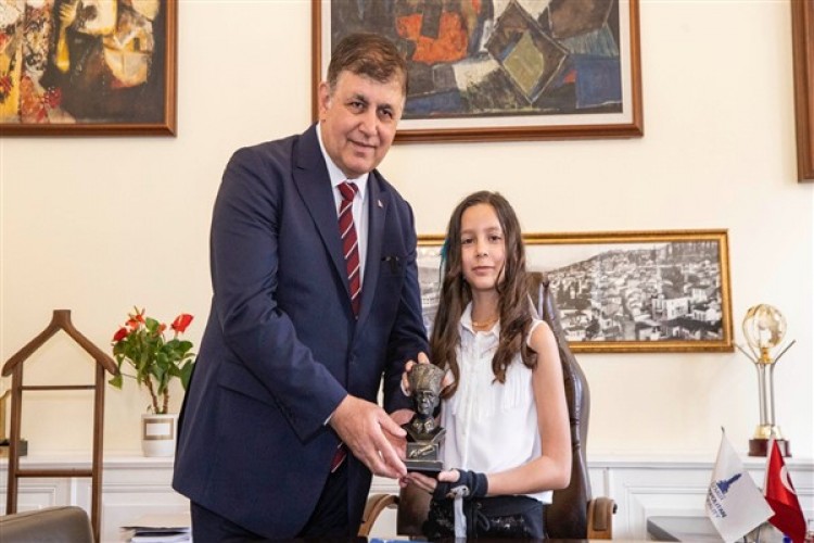 Başkan Tugay, Başkanlık koltuğunu Alya Ada Nizamoğlu'na bıraktı