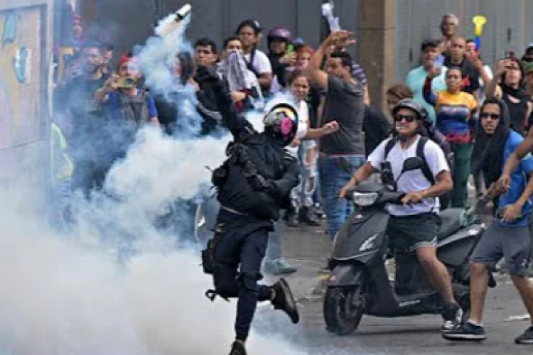 Venezuela'da seçim sonuçlarının açıklanmasının ardından muhalefet sokağa döküldü