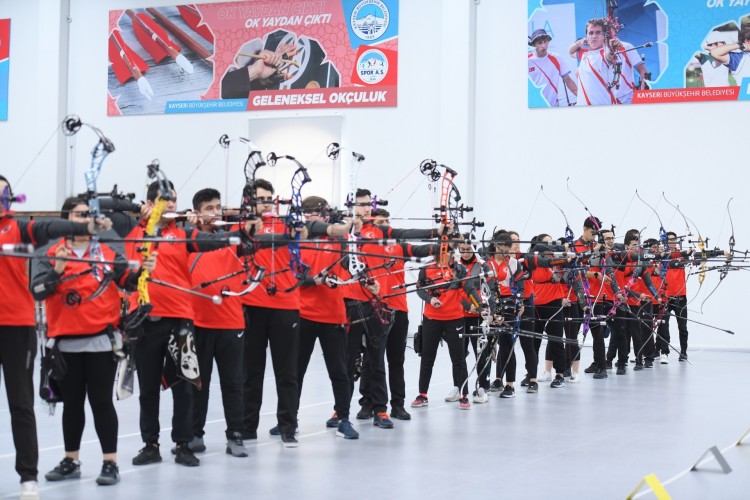 Başkan Büyükkılıç'tan Okçuluk Milli Takımı'na seçilen sporculara tebrik