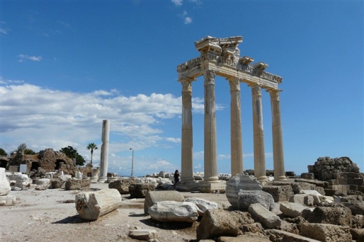 Bakan Ersoy, Antalya'da turizm sektörünün temsilcileriyle buluştu