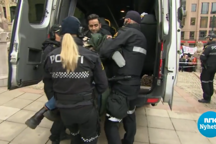 Filistinli aktivistler Norveç Parlamentosu'nun girişlerini kapattılar