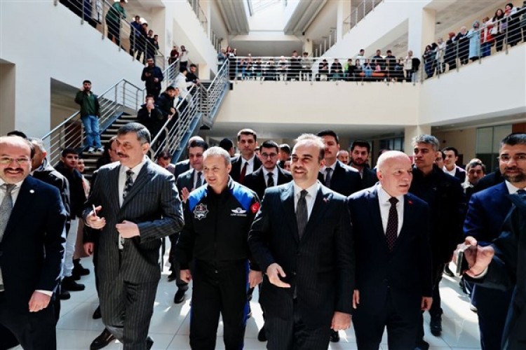 Bakan Kacır, Erzurum'da öğrencilerle bir araya geldi