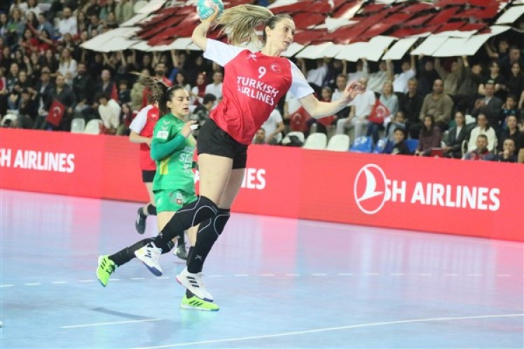 A Milli Kadın Hentbol Takımı, Karadağ'a mağlup oldu