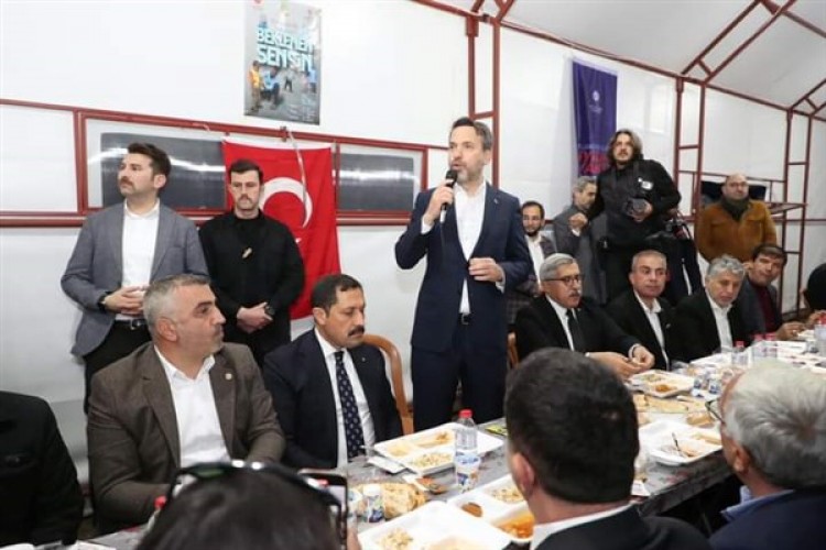 Bakan Bayraktar, Hatay'da vatandaşlarla iftarda buluştu