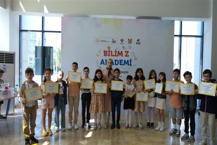 Zeytinburnu Bilim Merkezi'nde eğitim gören akademi öğrencileri sertifikalarını aldı