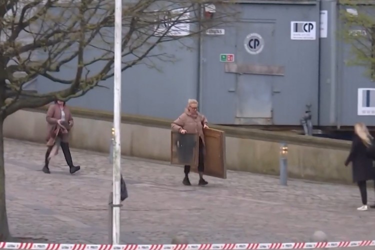 Kopenhaglılar sanat eserlerini yangından kurtarmak için canlarını riske attılar