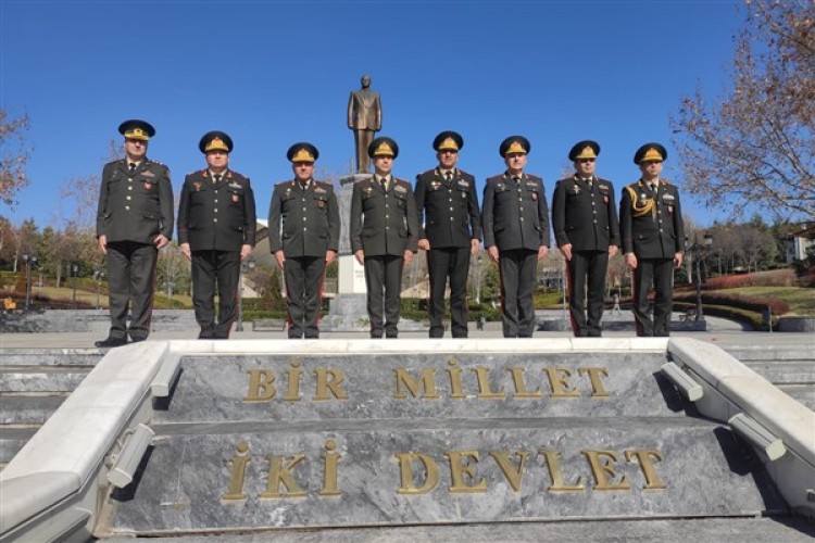 Azerbaycan Silahlı Kuvvetleri'nde görevli generaller, Haydar Aliyev Parkı'nı ziyaret etti
