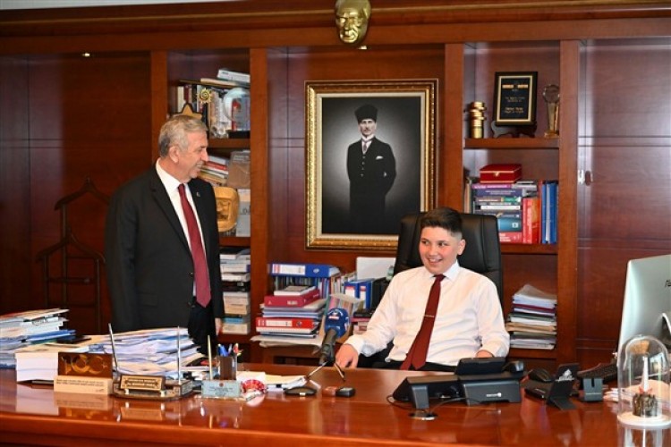 Yavaş, başkanlık koltuğunu Muhammed Uğur'a devretti