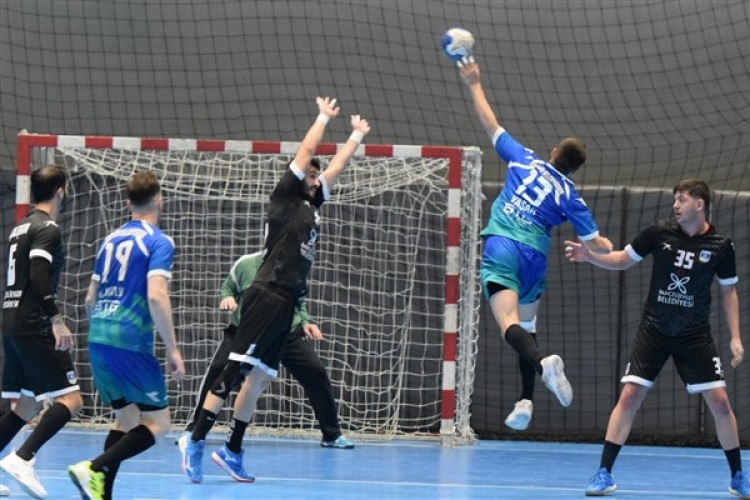 Nilüferli hentbolcular Bahçelievler Belediyespor'u 39-25 mağlup etti