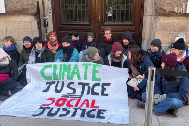 Greta Thunberg Parlamento girişinden polis zoruyla çıkarıldı