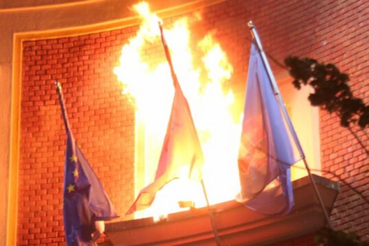Arnavutluk'ta protestocular başkanlık ofisine molotof kokteyli attı