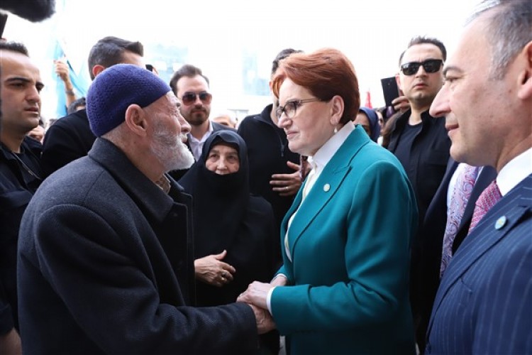 Akşener'den Sultanbeyli esnafına ziyaret