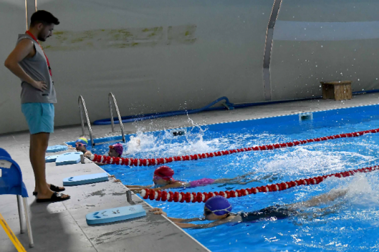 Muratpaşa Belediyesi'nin ücretsiz yüzme kursları devam ediyor