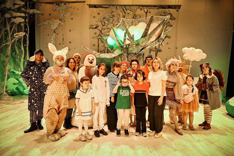 Türk Telekom, görme ve işitme engelli çocukları AKM'de sanatla buluşturdu