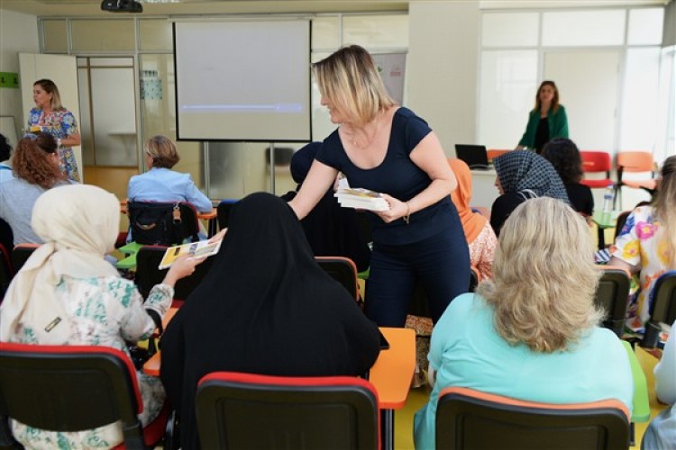 'Kadın Yazarıyla Buluşuyor' projesinde ilk kitap dağıtıldı