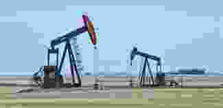 OPEC+'nın üretim kesintilerini sürdürmesinin ardından petrol yükseldi