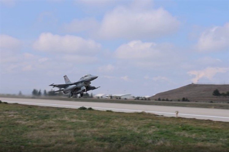 TSK, muharip ve destek uçakları ile Karadeniz'de eğitim yaptı